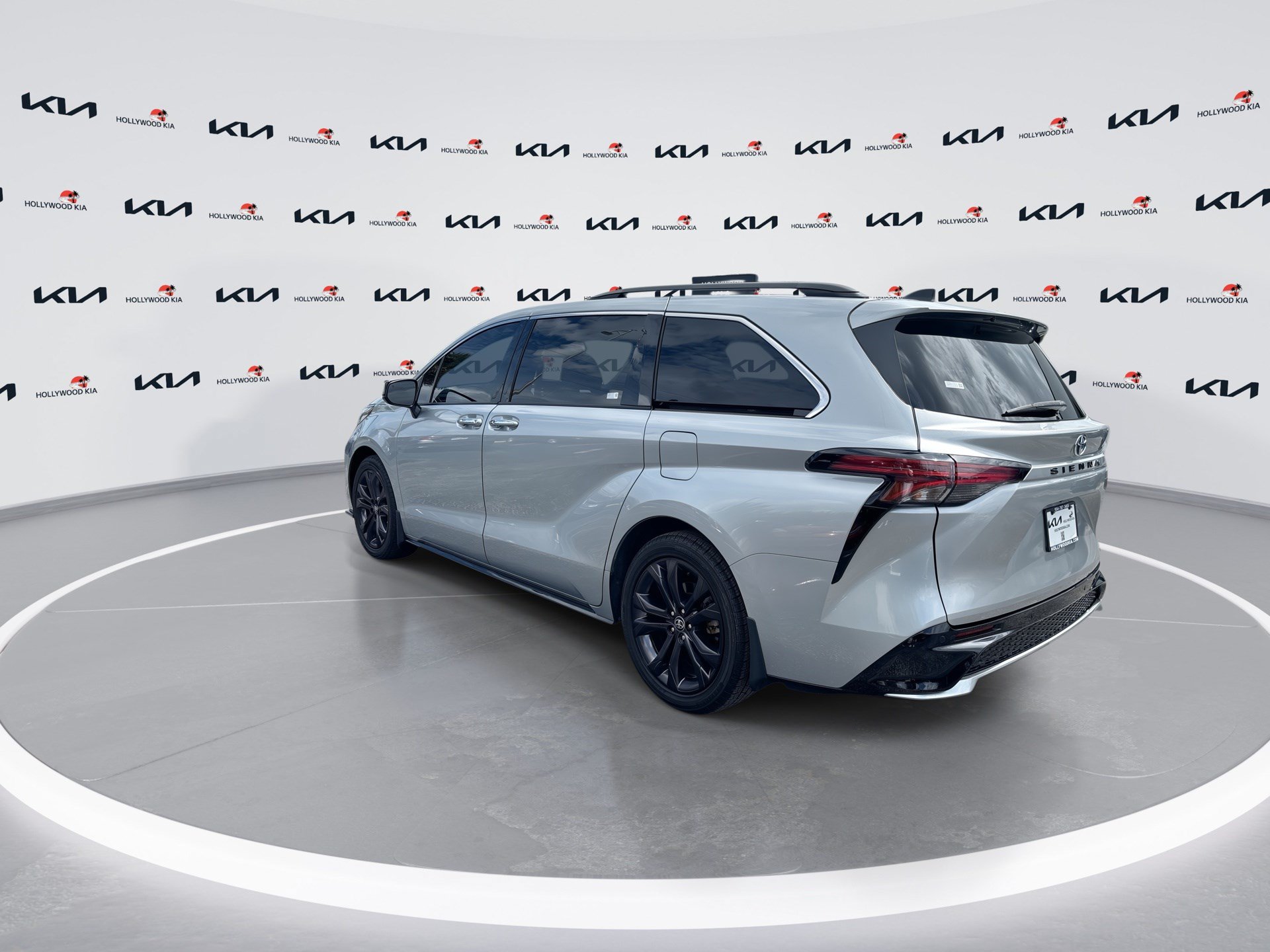 Used 2022 Toyota Sienna XSE FWD image 6