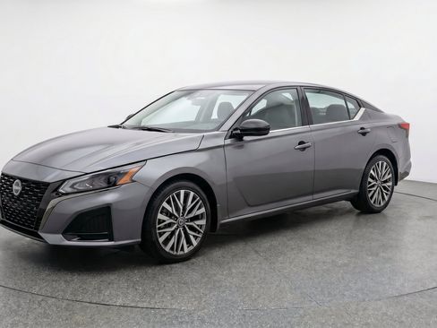 Used 2025 Nissan Altima 2.5 SV FWD image 3
