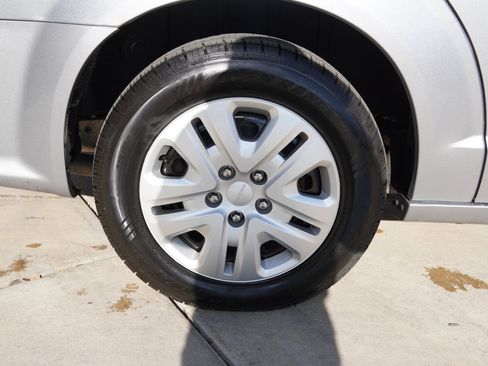 Used 2017 Dodge Grand Caravan SE w/ UConnect Hands-Free Group image 11