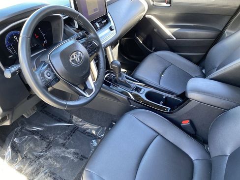 Used 2024 Toyota Corolla Cross XLE w/ Convenience Package image 12
