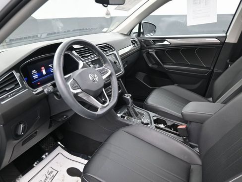 Used 2023 Volkswagen Tiguan SE w/ Panoramic Sunroof Package image 27