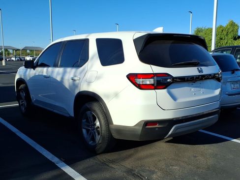 Used 2025 Honda Pilot EX-L image 3