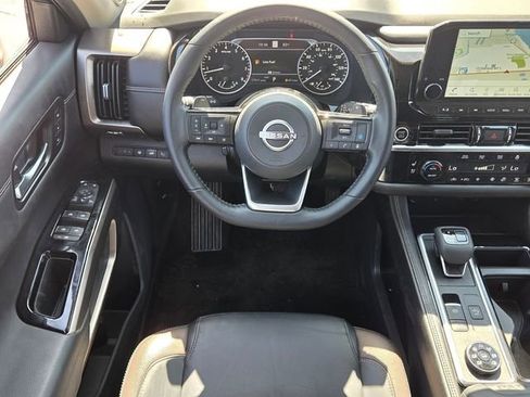 Used 2023 Nissan Pathfinder Platinum w/ Black Appearance Package AWD/4WD image 7