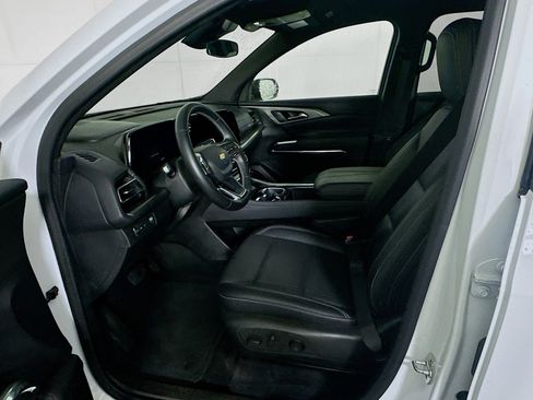 Used 2025 Chevrolet Traverse LT image 13