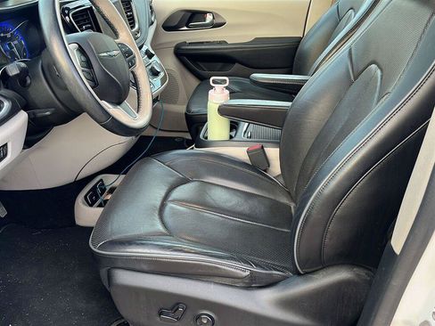 Used 2018 Chrysler Pacifica Limited w/ Tire & Wheel Group FWD image 7