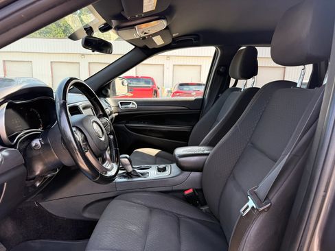 Used 2018 Jeep Grand Cherokee Laredo AWD/4WD image 2