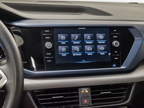 Used 2023 Volkswagen Taos SE w/ Panoramic Sunroof Package FWD image 17