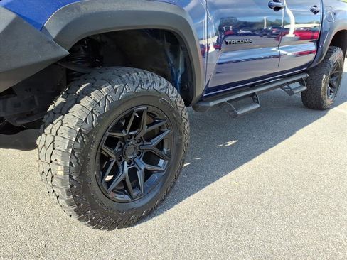 Used 2023 Toyota Tacoma TRD Off-Road w/ Technology Package AWD/4WD image 9