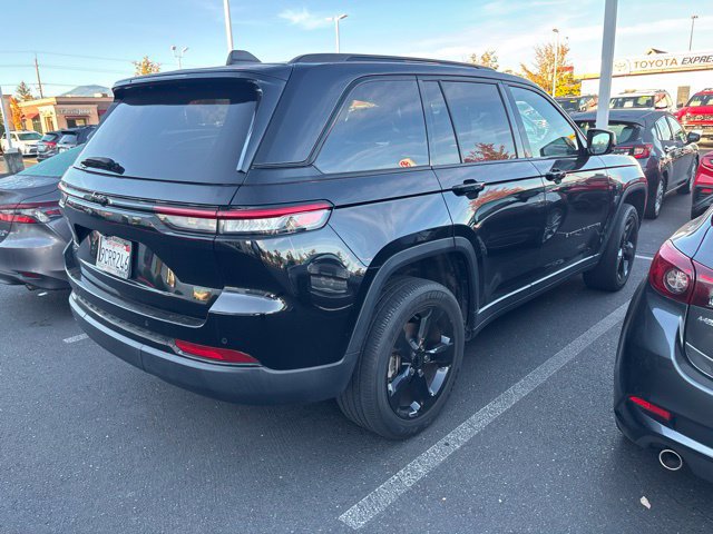Used 2022 Jeep Grand Cherokee Altitude AWD/4WD image 2