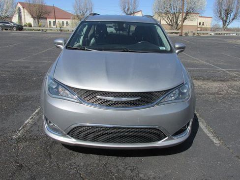 Used 2017 Chrysler Pacifica Touring-L FWD image 2