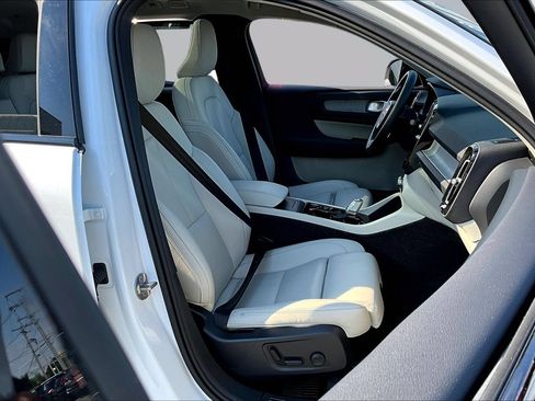Used 2026 Volvo XC40 B5 Plus AWD/4WD image 32