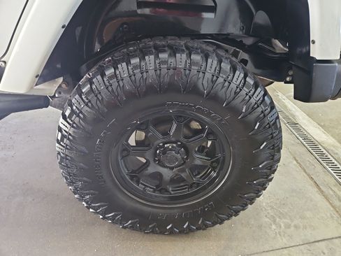 Used 2015 Jeep Wrangler Unlimited Rubicon image 23