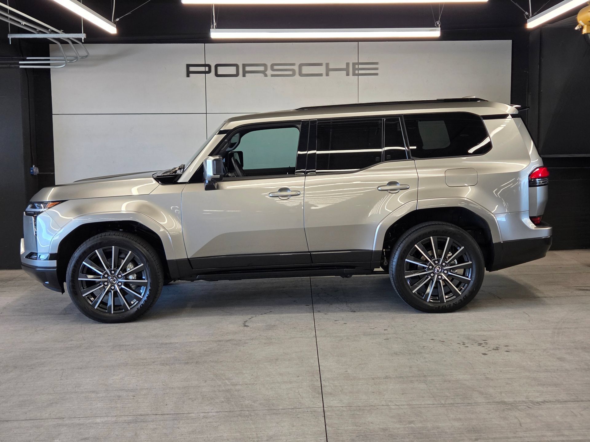 Used 2026 Lexus GX 550 w/ Accessory Package (2T) AWD/4WD image 2