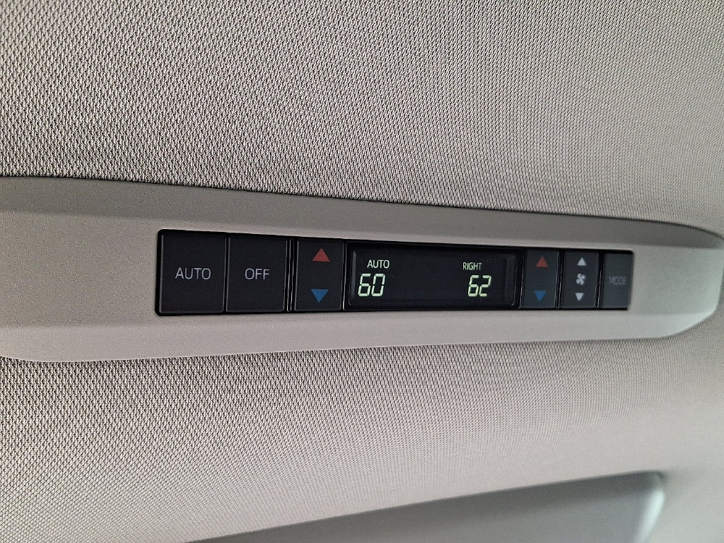 Used 2026 Toyota Sienna XLE FWD image 14