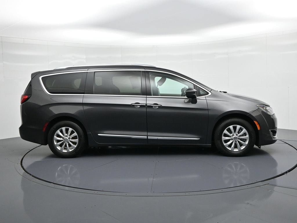 Used 2018 Chrysler Pacifica Touring-L FWD image 5