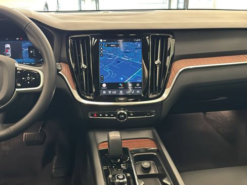 Used 2025 Volvo V60 B5 Cross Country Plus image 11