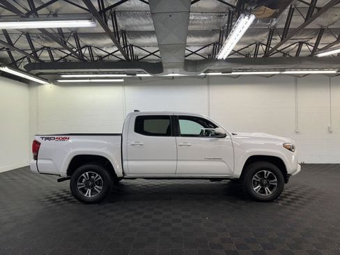 Used 2017 Toyota Tacoma TRD Sport image 4