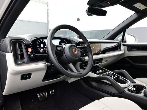 Certified 2025 Porsche Cayenne S AWD/4WD image 4