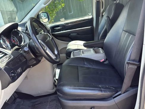 Used 2015 Chrysler Town & Country Touring image 17