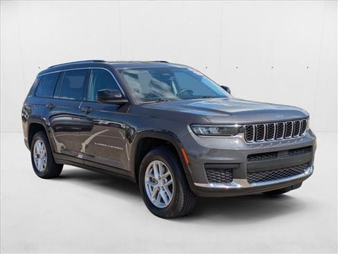 Used 2023 Jeep Grand Cherokee L Laredo image 3