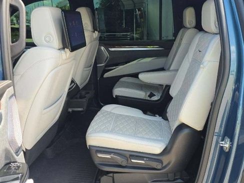 Used 2025 Cadillac Escalade ESV Sport Platinum AWD/4WD image 6