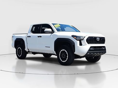 Certified 2025 Toyota Tacoma TRD Off-Road AWD/4WD image 3