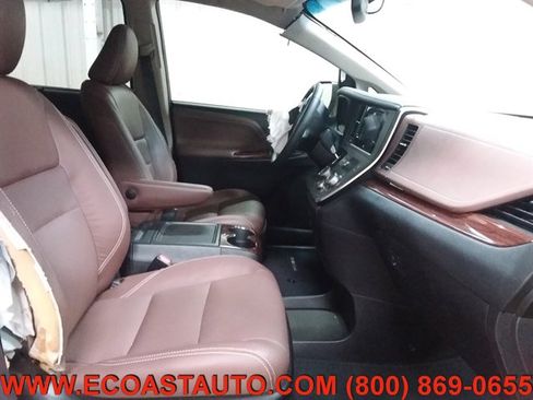 Used 2017 Toyota Sienna Limited image 14