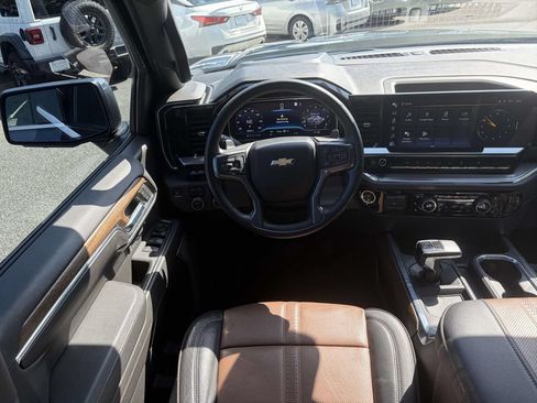Used 2023 Chevrolet Silverado 1500 High Country w/ High Country Premium Package AWD/4WD image 13