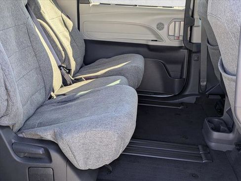 Used 2024 Toyota Sienna XLE FWD image 17