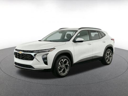 Used 2025 Chevrolet Trax LT w/ LT Convenience Package FWD image 3