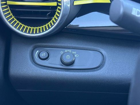 Used 2024 Chevrolet Trax ACTIV w/ Sunroof Package image 32