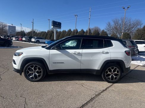 Used 2025 Jeep Compass Limited w/ Sun & Sound Group AWD/4WD image 4
