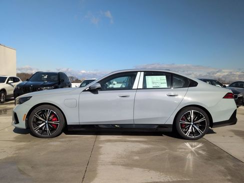 New 2026 BMW 550e xDrive w/ Executive Package image 5