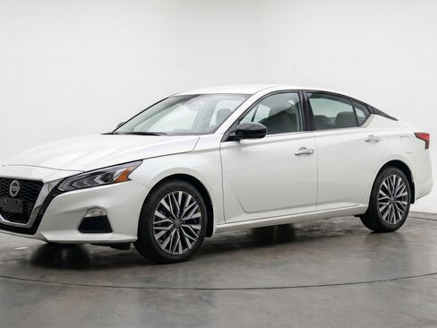 Used 2025 Nissan Altima 2.5 SV FWD image 3