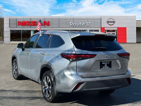 Used 2023 Toyota Highlander XLE image 4