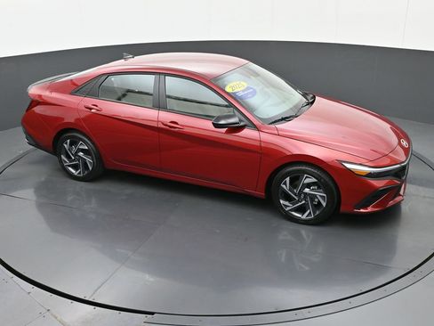 Certified 2025 Hyundai Elantra Sport image 29