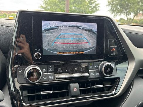 Used 2023 Toyota Highlander XLE FWD image 10