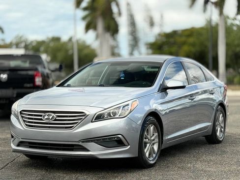 Used 2015 Hyundai Sonata SE image 1