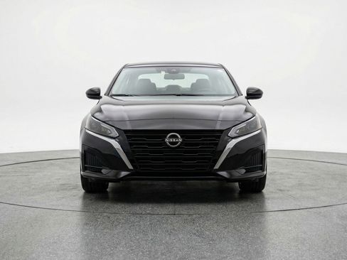 Used 2025 Nissan Altima 2.5 SV FWD image 2