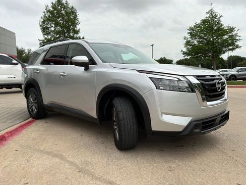 Used 2025 Nissan Pathfinder SV image 4