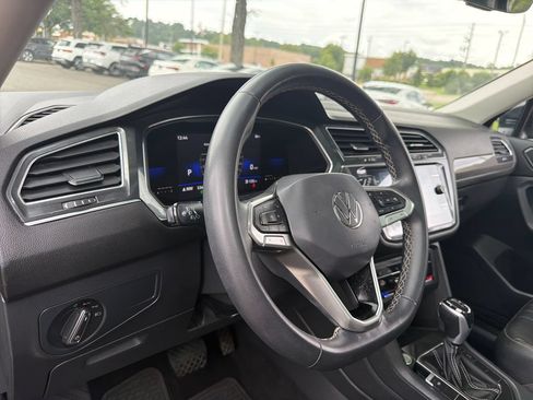 Used 2022 Volkswagen Tiguan SE w/ Panoramic Sunroof Package FWD image 21