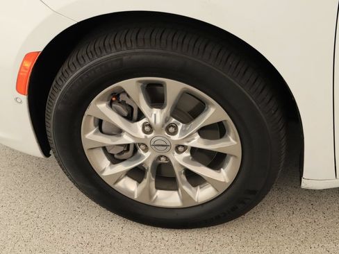 Used 2022 Chrysler Pacifica Touring-L w/ Uconnect Theater Family Group AWD/4WD image 33