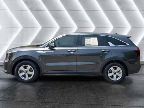 Used 2024 Kia Sorento LX FWD image 2