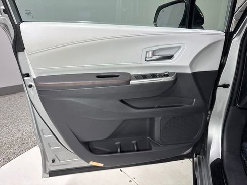 Used 2021 Toyota Sienna XSE FWD image 14