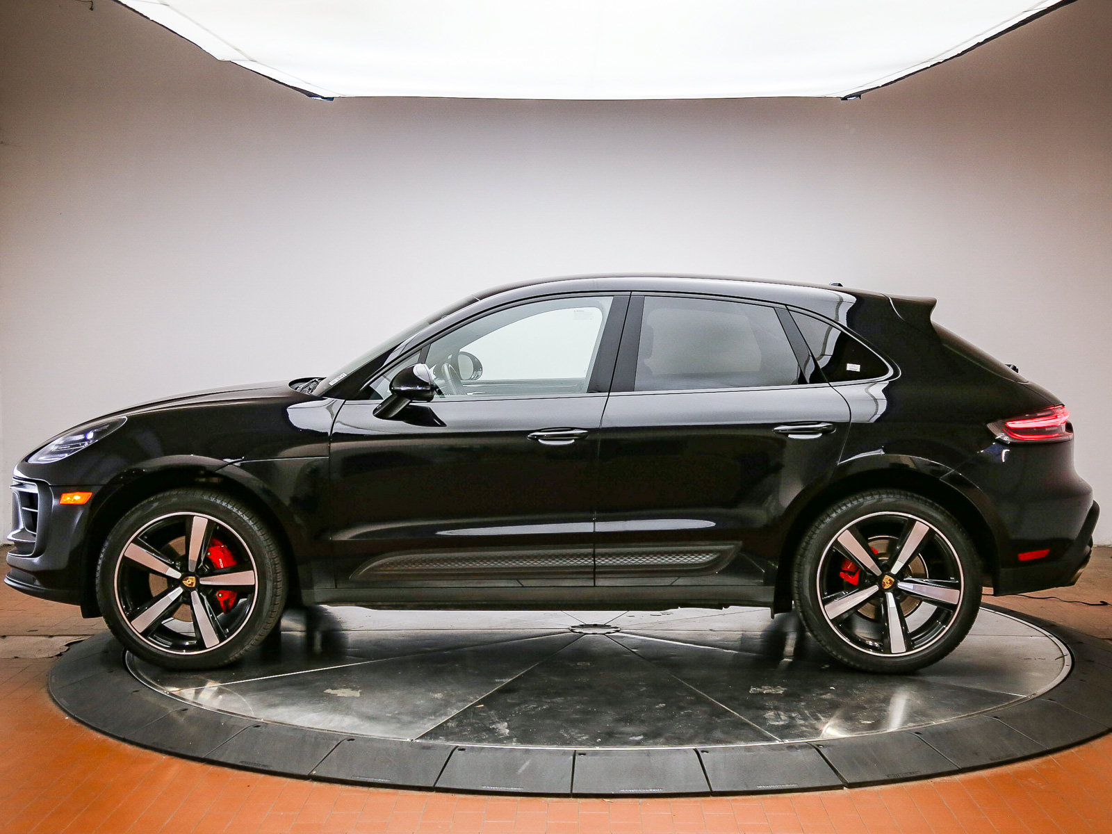 Certified 2023 Porsche Macan S AWD/4WD image 2
