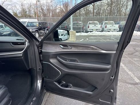 Used 2022 Jeep Grand Cherokee Limited image 34