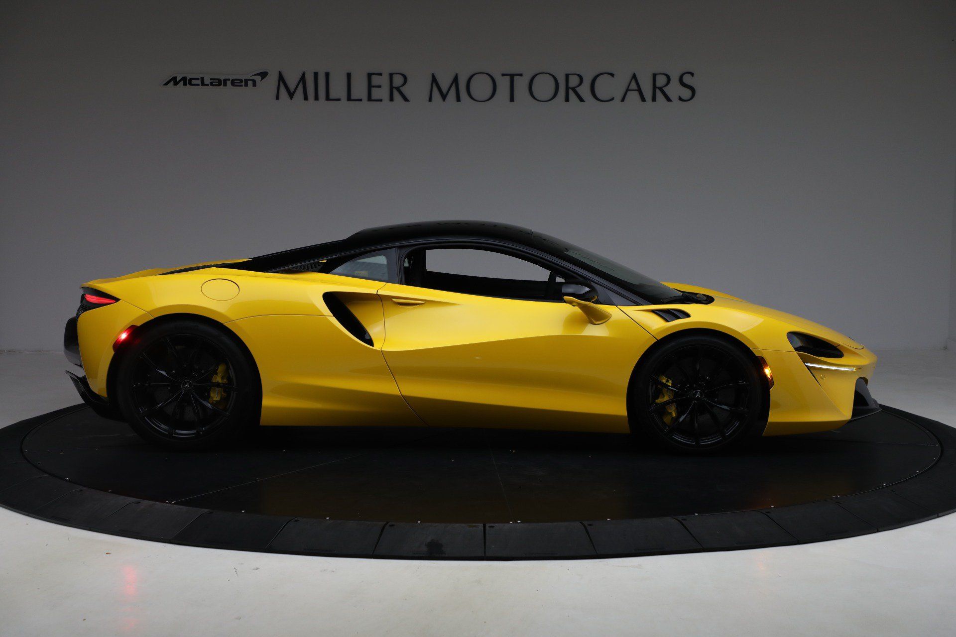 Used 2024 McLaren Artura RWD image 9