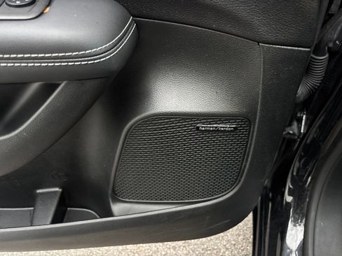 Used 2023 Chrysler Pacifica Limited w/ Uconnect Theater Family Group image 14