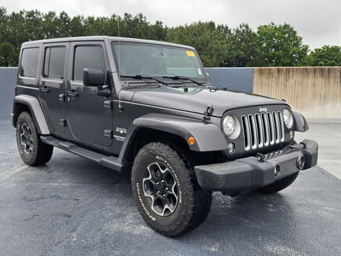 Used 2017 Jeep Wrangler Unlimited Sahara w/ Connectivity Group AWD/4WD image 2