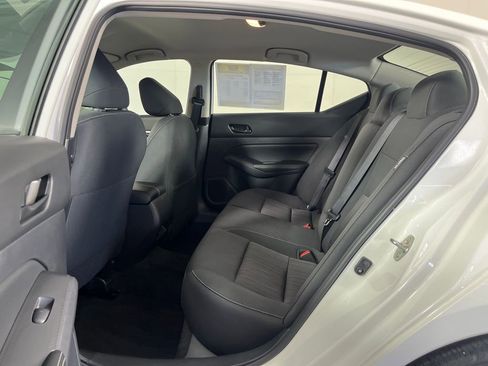 Used 2025 Nissan Altima 2.5 SV FWD image 12